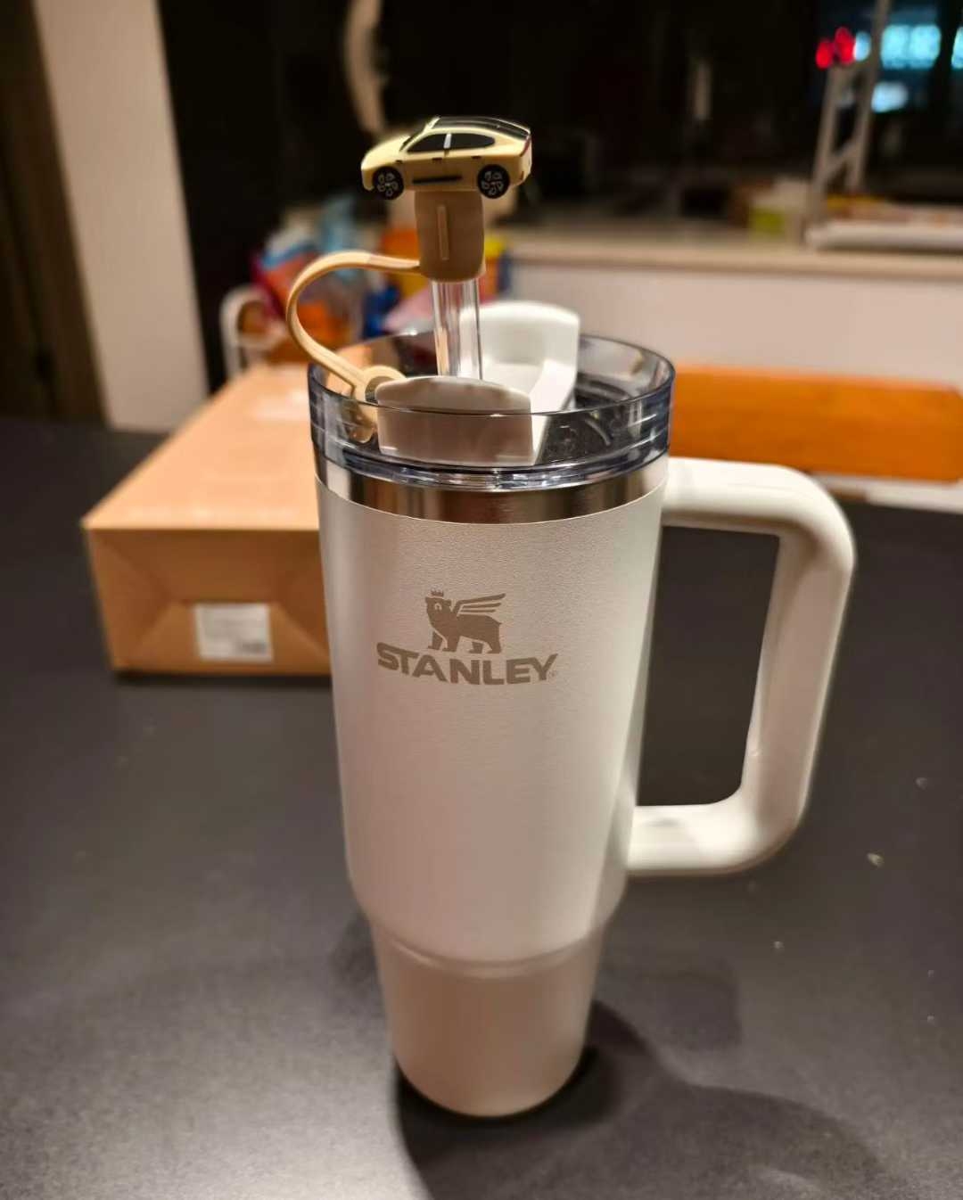 Stanley x 智己汽车联名定制 - 一份每天都在使用的品牌移动广告